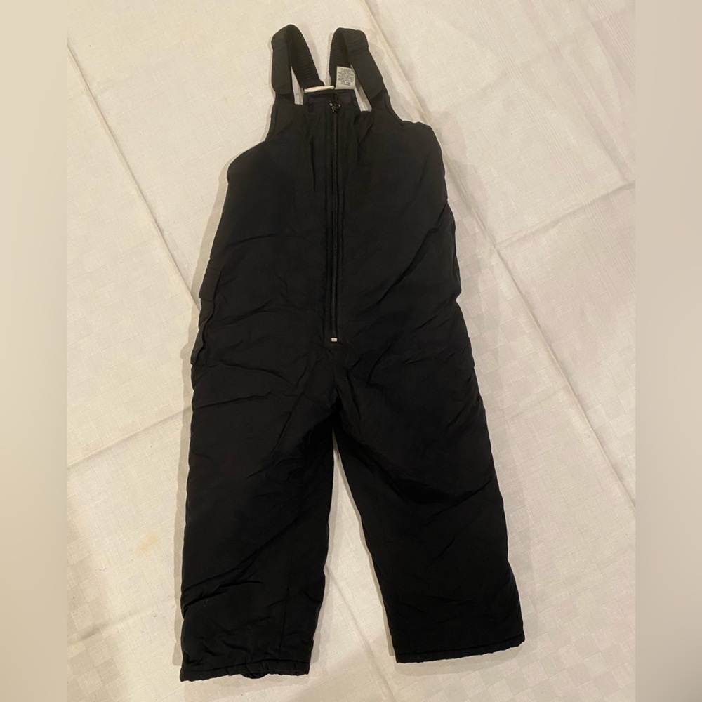 Black snow pants size 3T. Excellent condition